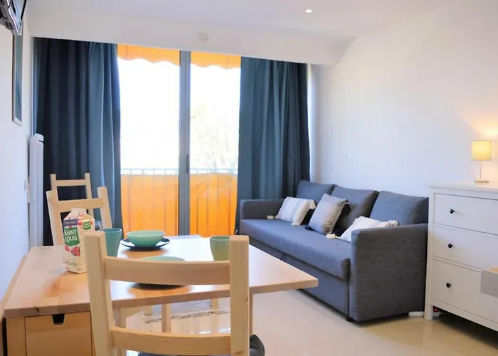 2 Pers Au Lavandou, Pres Plage, Parking, Menage Inclus - Fr-1-251-78 Lägenhet *